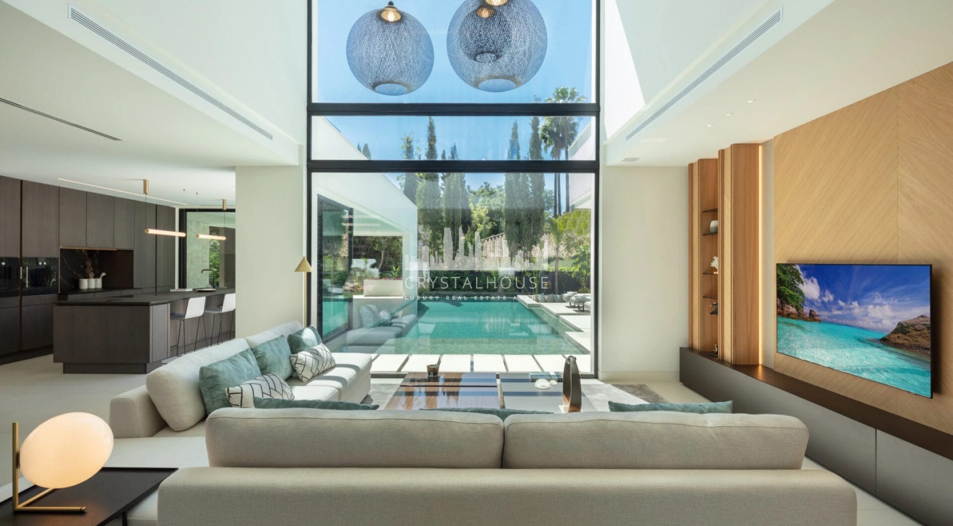 Villa Sirius to nowoczesna willa położona w pożądanej okolicy Las Brisas, Nueva Andalucía.