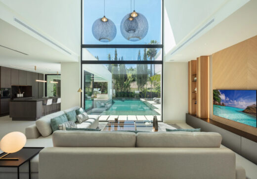 Villa Sirius to nowoczesna willa położona w pożądanej okolicy Las Brisas, Nueva Andalucía.