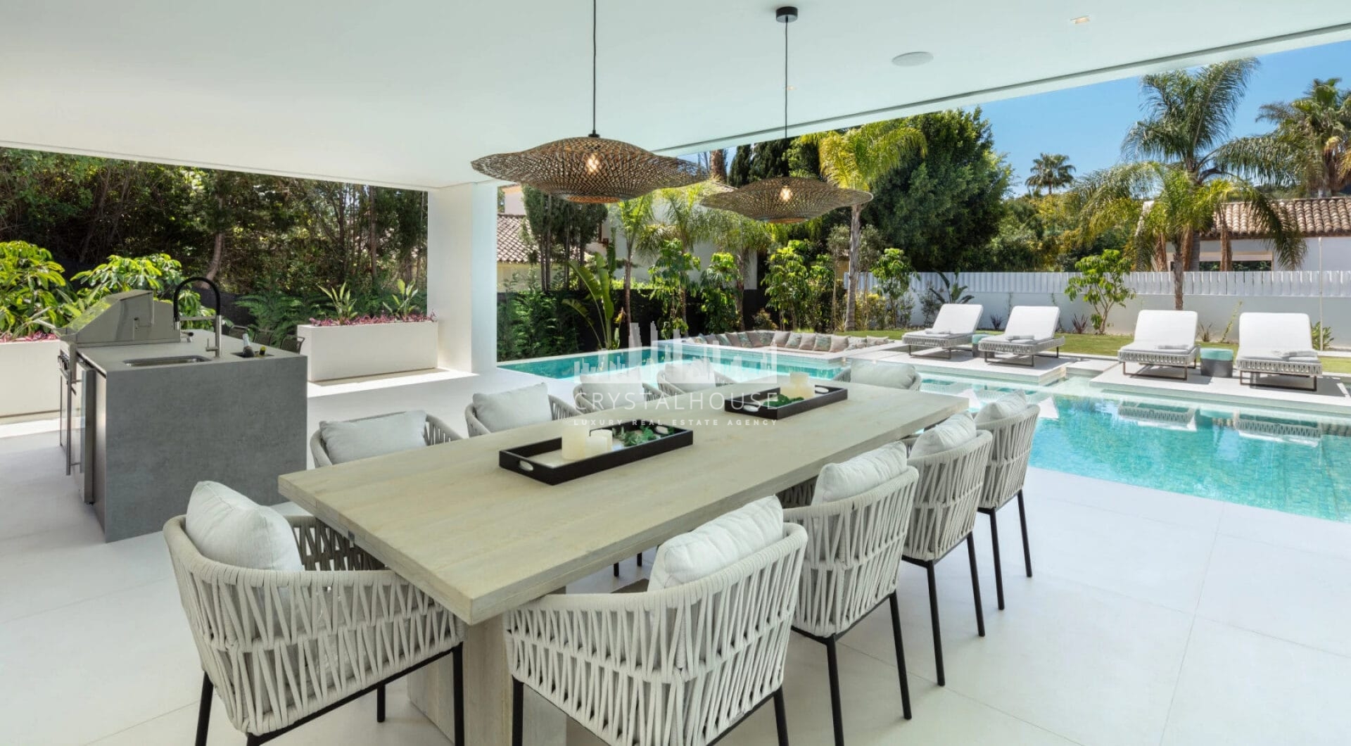 Villa Sirius to nowoczesna willa położona w pożądanej okolicy Las Brisas, Nueva Andalucía.