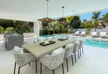 Villa Sirius to nowoczesna willa położona w pożądanej okolicy Las Brisas, Nueva Andalucía.