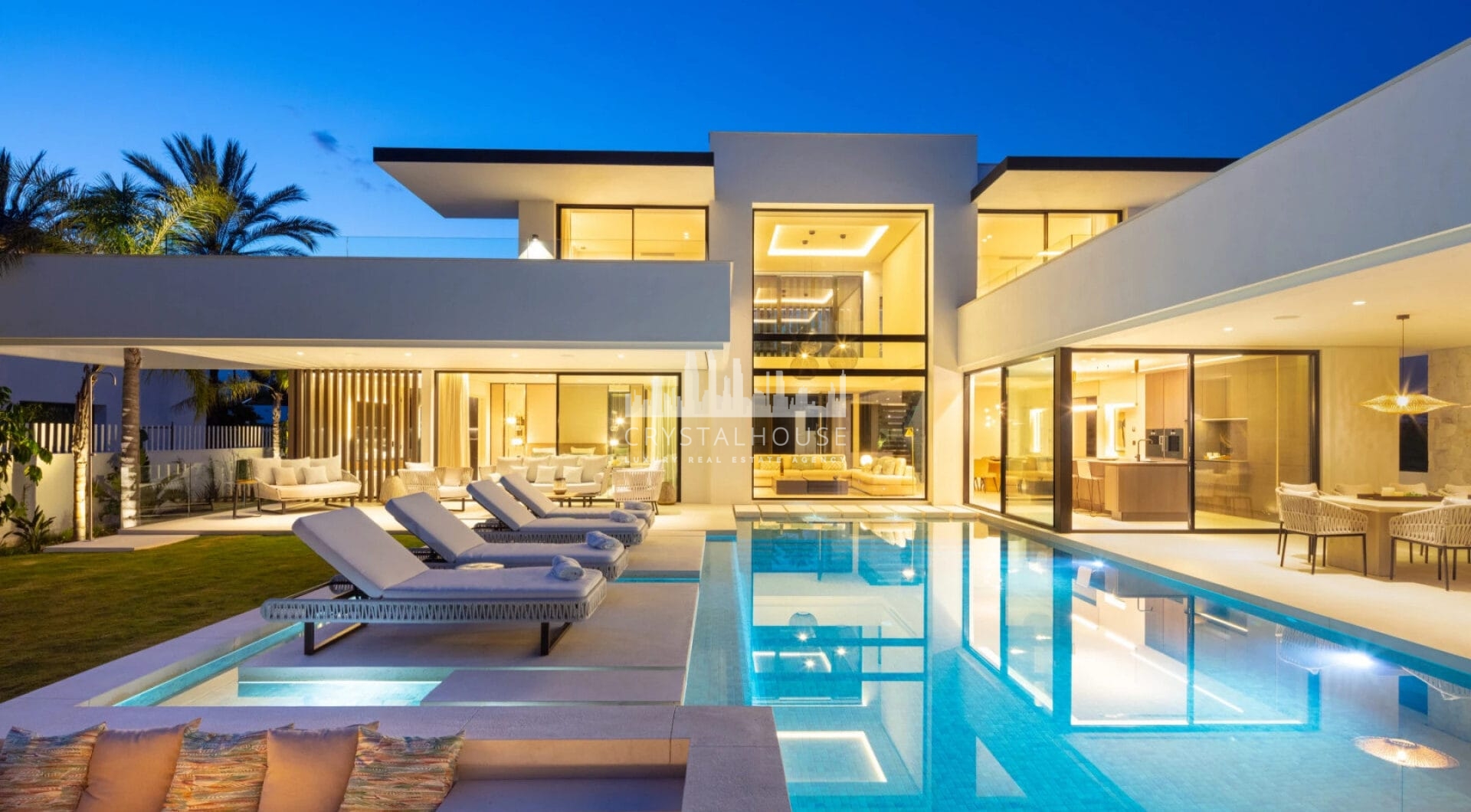 Villa Sirius to nowoczesna willa położona w pożądanej okolicy Las Brisas, Nueva Andalucía.