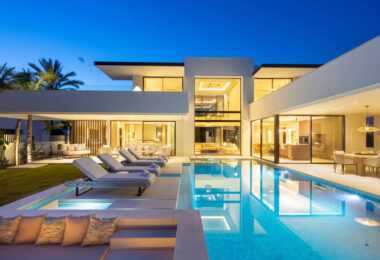 Villa Sirius to nowoczesna willa położona w pożądanej okolicy Las Brisas, Nueva Andalucía.