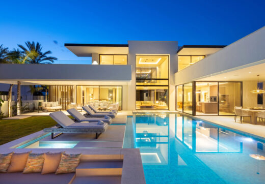 Villa Sirius to nowoczesna willa położona w pożądanej okolicy Las Brisas, Nueva Andalucía.