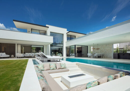 Villa Sirius to nowoczesna willa położona w pożądanej okolicy Las Brisas, Nueva Andalucía.