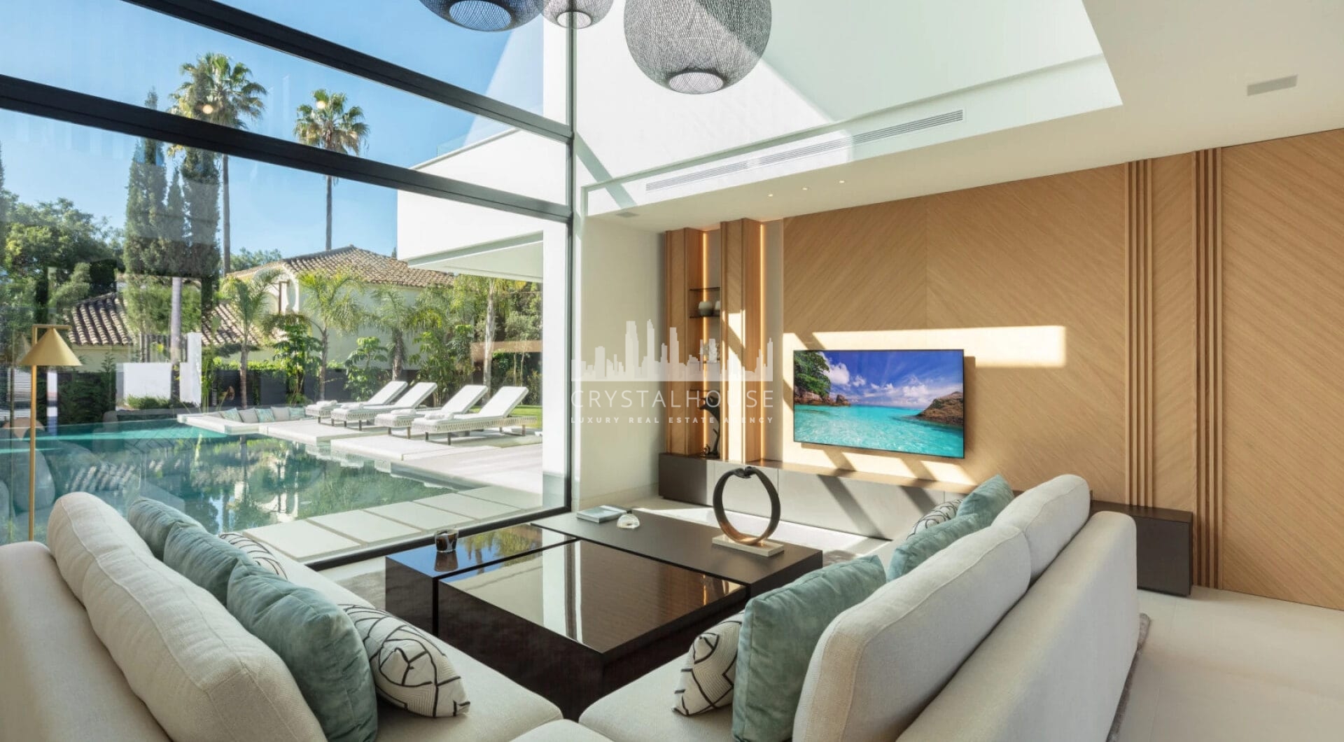 Villa Sirius to nowoczesna willa położona w pożądanej okolicy Las Brisas, Nueva Andalucía.