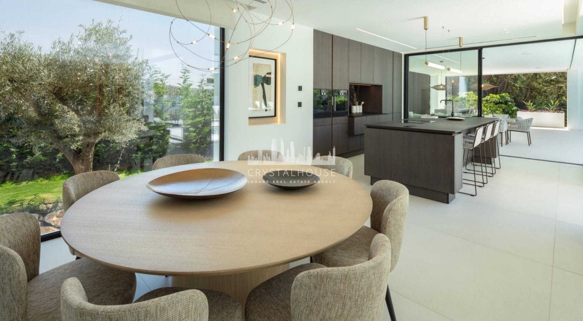 Villa Sirius to nowoczesna willa położona w pożądanej okolicy Las Brisas, Nueva Andalucía.