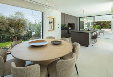 Villa Sirius to nowoczesna willa położona w pożądanej okolicy Las Brisas, Nueva Andalucía.