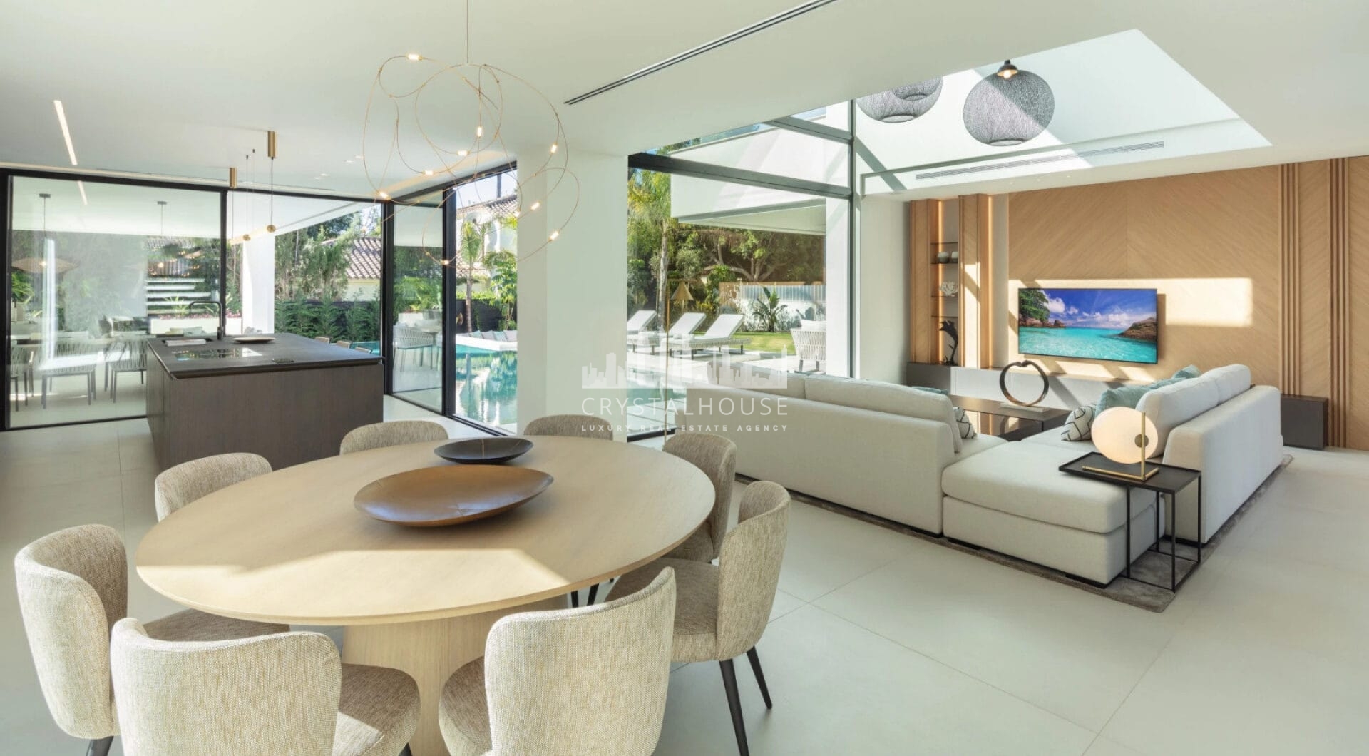 Villa Sirius to nowoczesna willa położona w pożądanej okolicy Las Brisas, Nueva Andalucía.