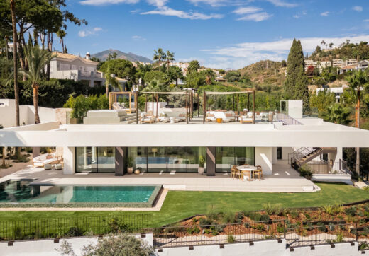 Casa Tesalia to wyjątkowa designerska willa, która dzięki swojemu położeniu w pierwszej linii pola golfowego zapewnia rozrywkę i grę w golfa.