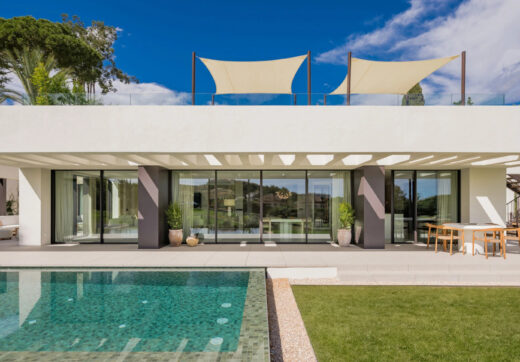 Casa Tesalia to wyjątkowa designerska willa, która dzięki swojemu położeniu w pierwszej linii pola golfowego zapewnia rozrywkę i grę w golfa.