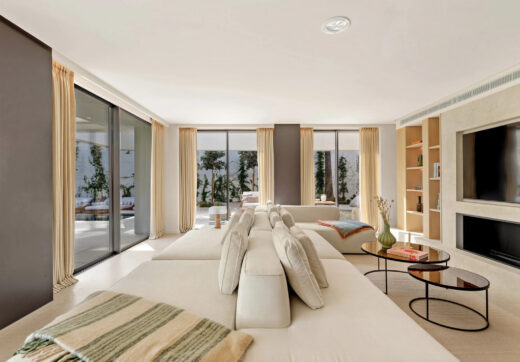 Casa Tesalia to wyjątkowa designerska willa, która dzięki swojemu położeniu w pierwszej linii pola golfowego zapewnia rozrywkę i grę w golfa.