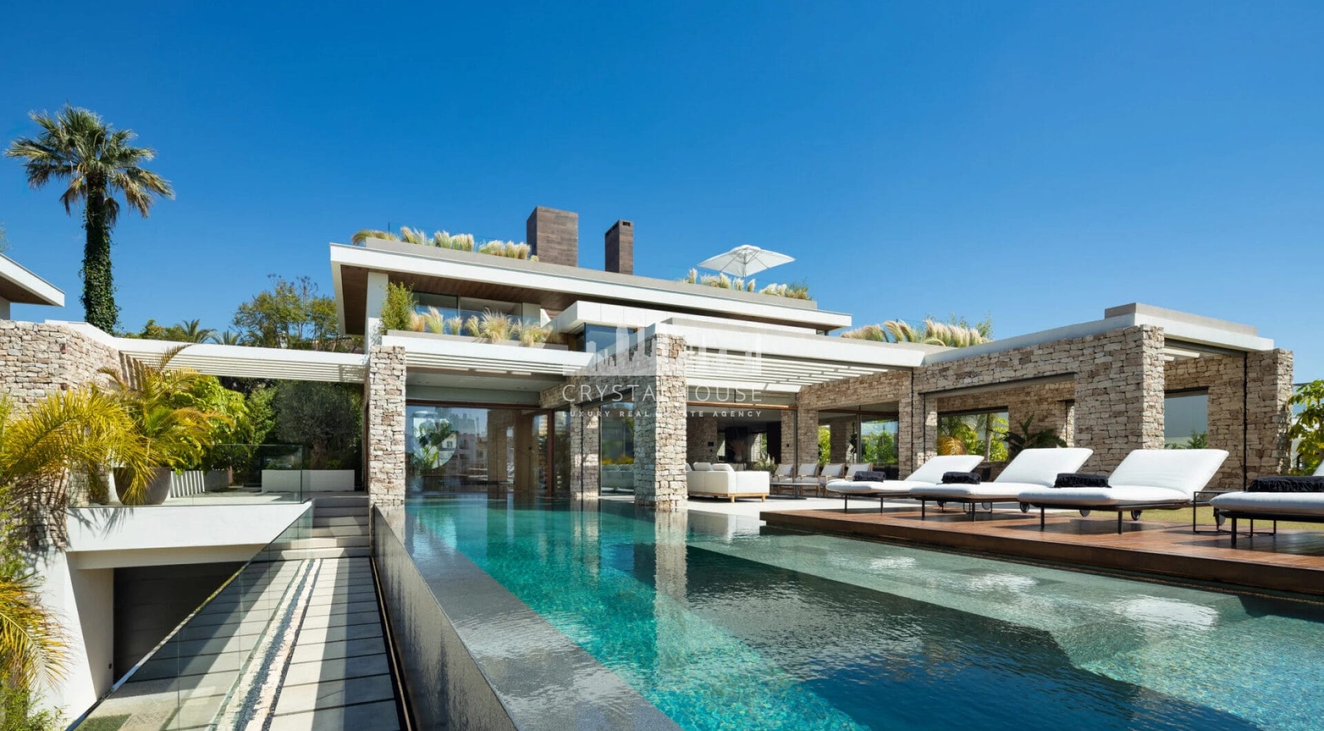 Odkryj Villa P, architektoniczne arcydzieło w Nueva Andalucia, gdzie każdy szczegół został zaprojektowany tak, aby oferować niezrównany styl życia.