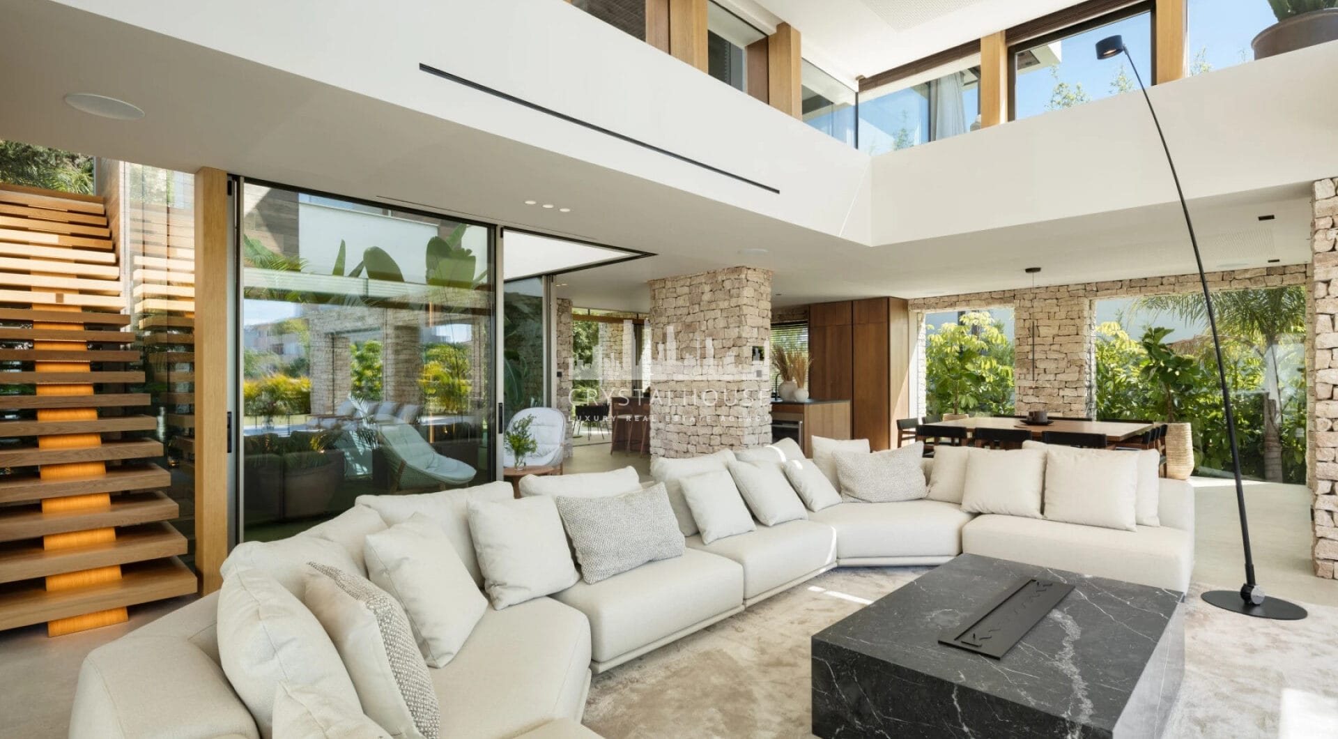 Odkryj Villa P, architektoniczne arcydzieło w Nueva Andalucia, gdzie każdy szczegół został zaprojektowany tak, aby oferować niezrównany styl życia.