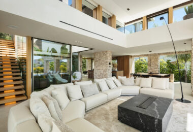 Odkryj Villa P, architektoniczne arcydzieło w Nueva Andalucia, gdzie każdy szczegół został zaprojektowany tak, aby oferować niezrównany styl życia.