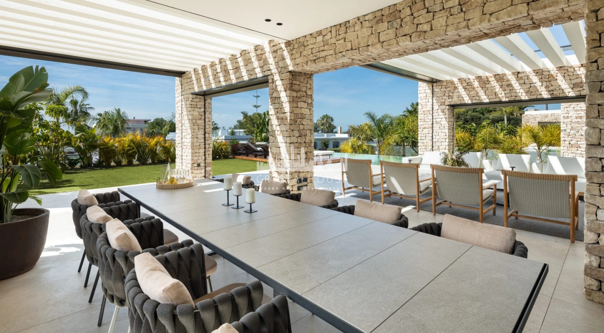 Odkryj Villa P, architektoniczne arcydzieło w Nueva Andalucia, gdzie każdy szczegół został zaprojektowany tak, aby oferować niezrównany styl życia.