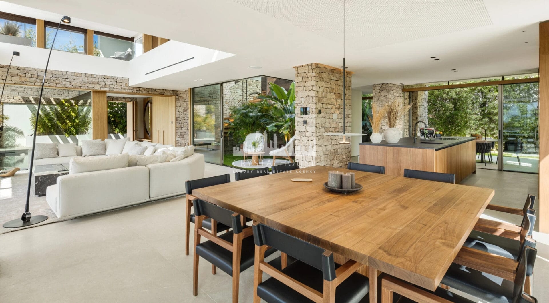 Odkryj Villa P, architektoniczne arcydzieło w Nueva Andalucia, gdzie każdy szczegół został zaprojektowany tak, aby oferować niezrównany styl życia.