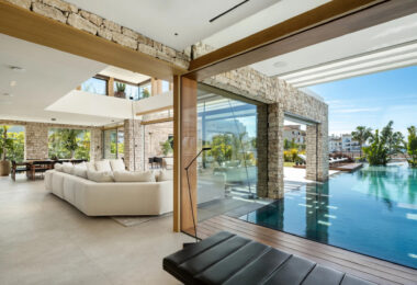 Odkryj Villa P, architektoniczne arcydzieło w Nueva Andalucia, gdzie każdy szczegół został zaprojektowany tak, aby oferować niezrównany styl życia.