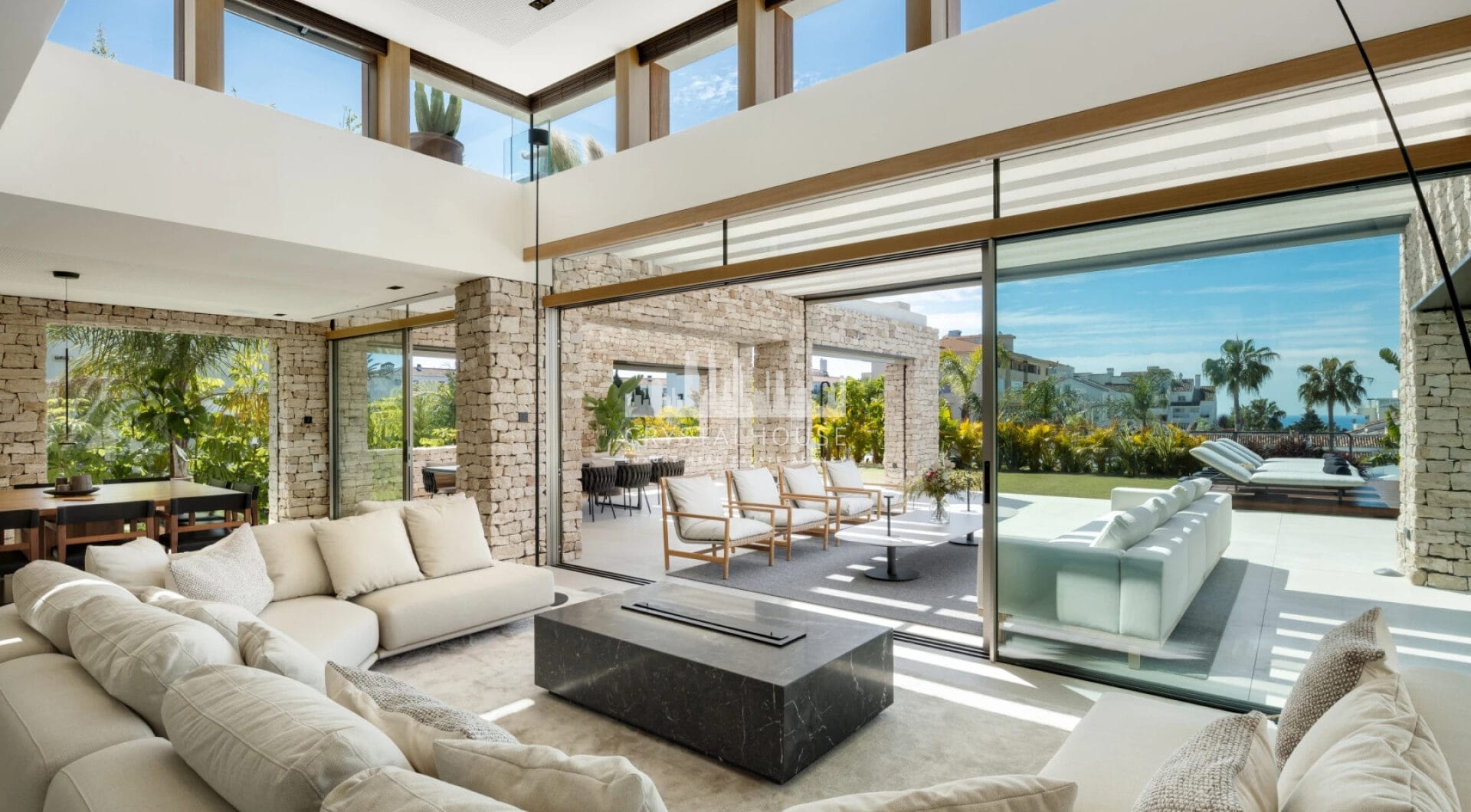 Odkryj Villa P, architektoniczne arcydzieło w Nueva Andalucia, gdzie każdy szczegół został zaprojektowany tak, aby oferować niezrównany styl życia.