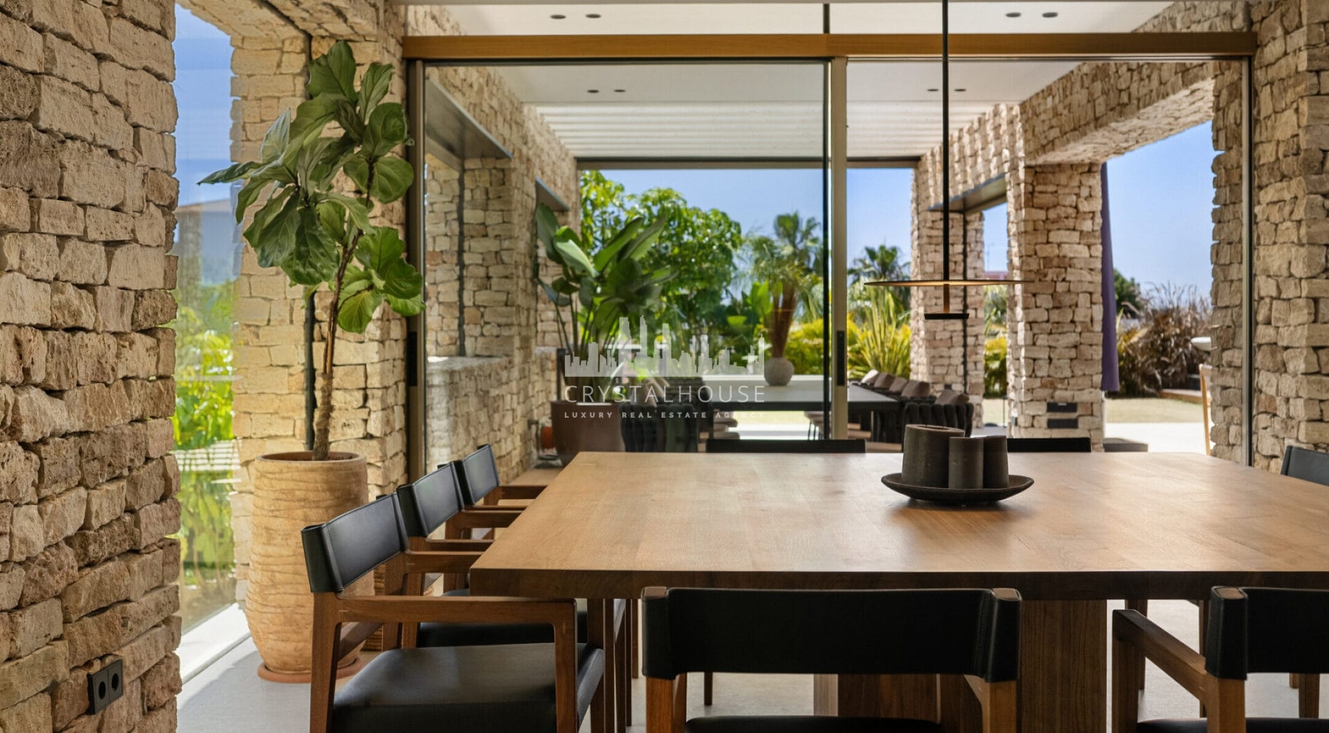 Odkryj Villa P, architektoniczne arcydzieło w Nueva Andalucia, gdzie każdy szczegół został zaprojektowany tak, aby oferować niezrównany styl życia.