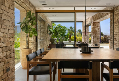 Odkryj Villa P, architektoniczne arcydzieło w Nueva Andalucia, gdzie każdy szczegół został zaprojektowany tak, aby oferować niezrównany styl życia.