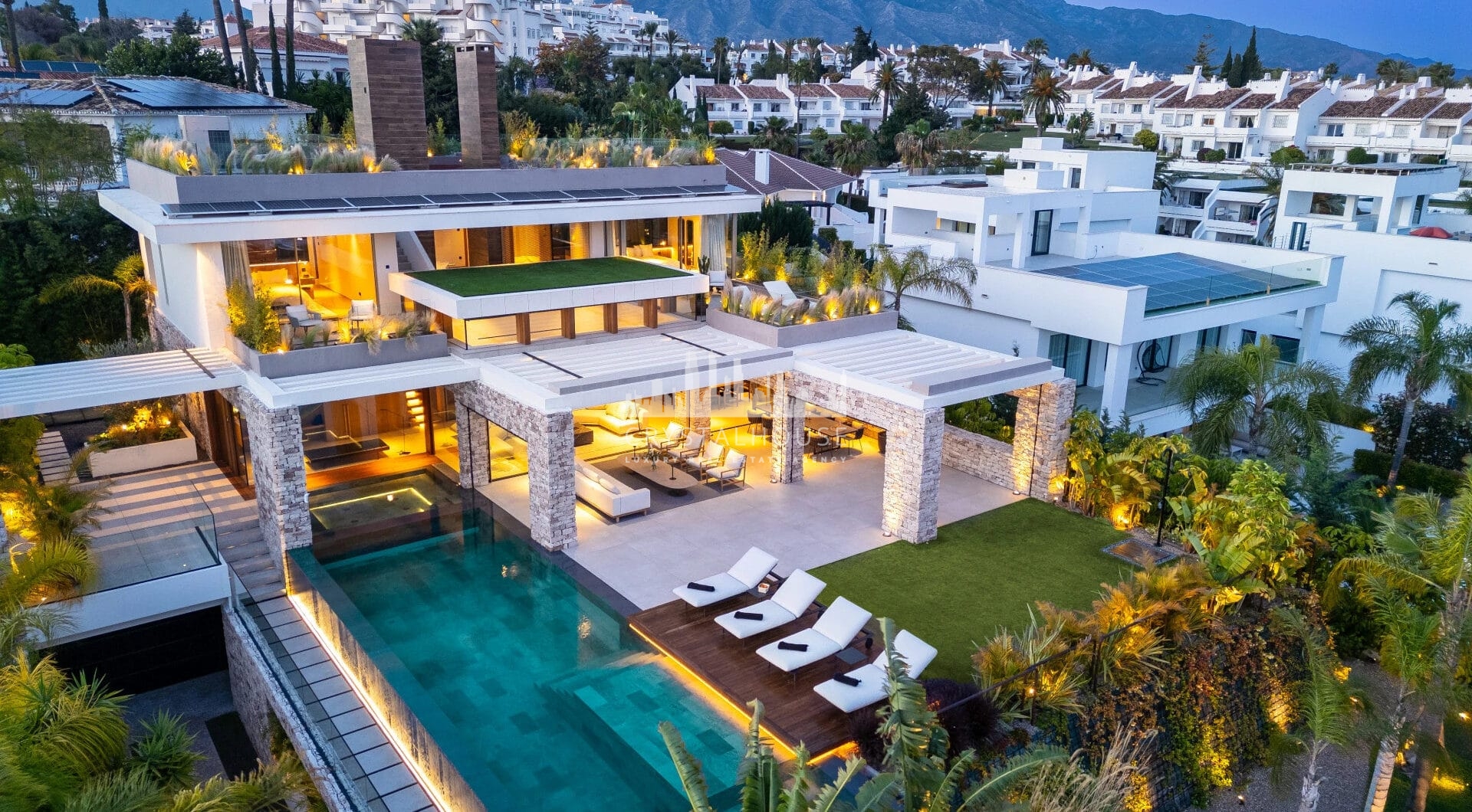 Odkryj Villa P, architektoniczne arcydzieło w Nueva Andalucia, gdzie każdy szczegół został zaprojektowany tak, aby oferować niezrównany styl życia.