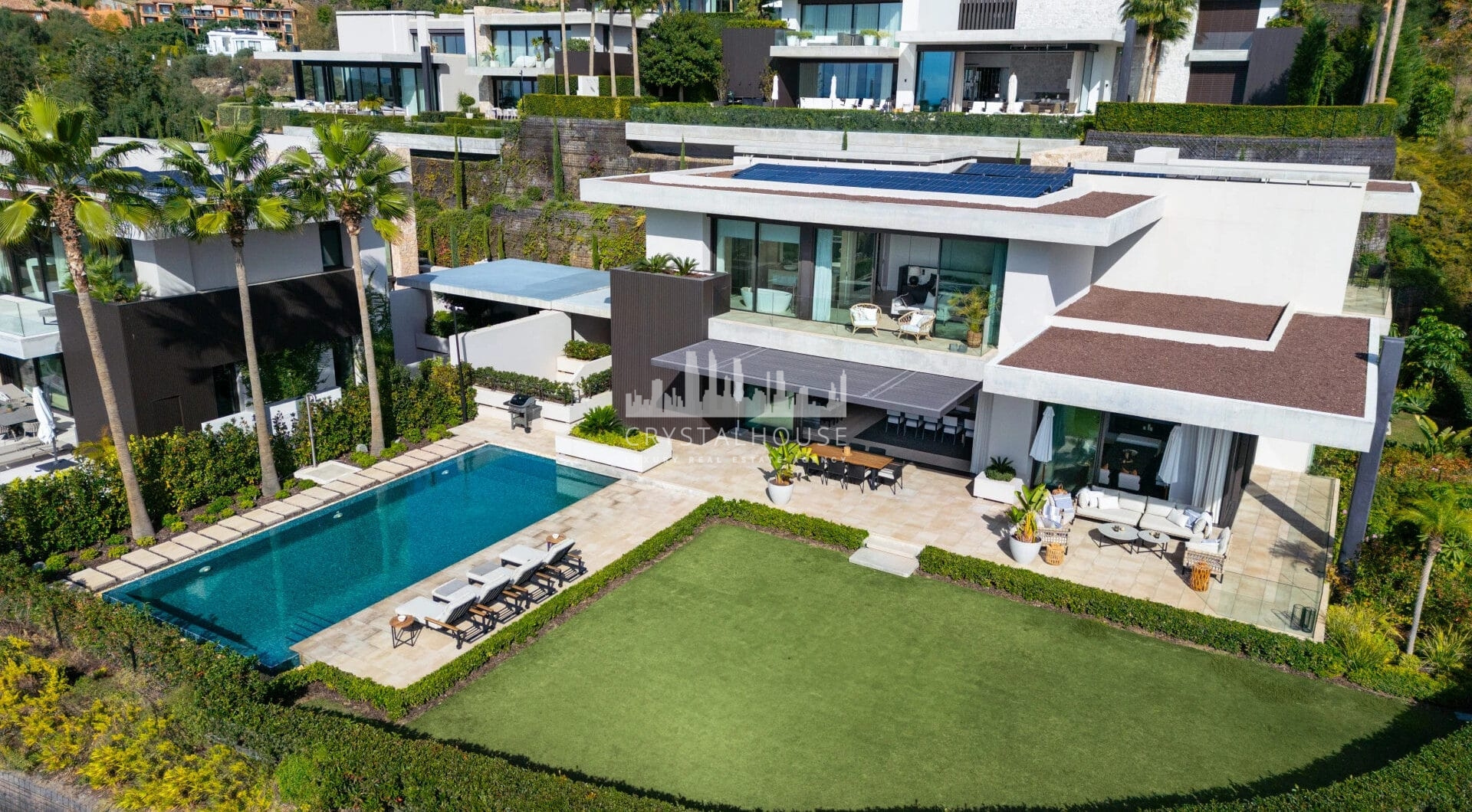 The Hills 5 to niezwykła willa zaprojektowana przez znanego architekta Diego Tobal, położona w doskonałej lokalizacji w ekskluzywnej dzielnicy La Quinta.