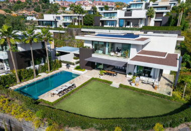 The Hills 5 to niezwykła willa zaprojektowana przez znanego architekta Diego Tobal, położona w doskonałej lokalizacji w ekskluzywnej dzielnicy La Quinta.