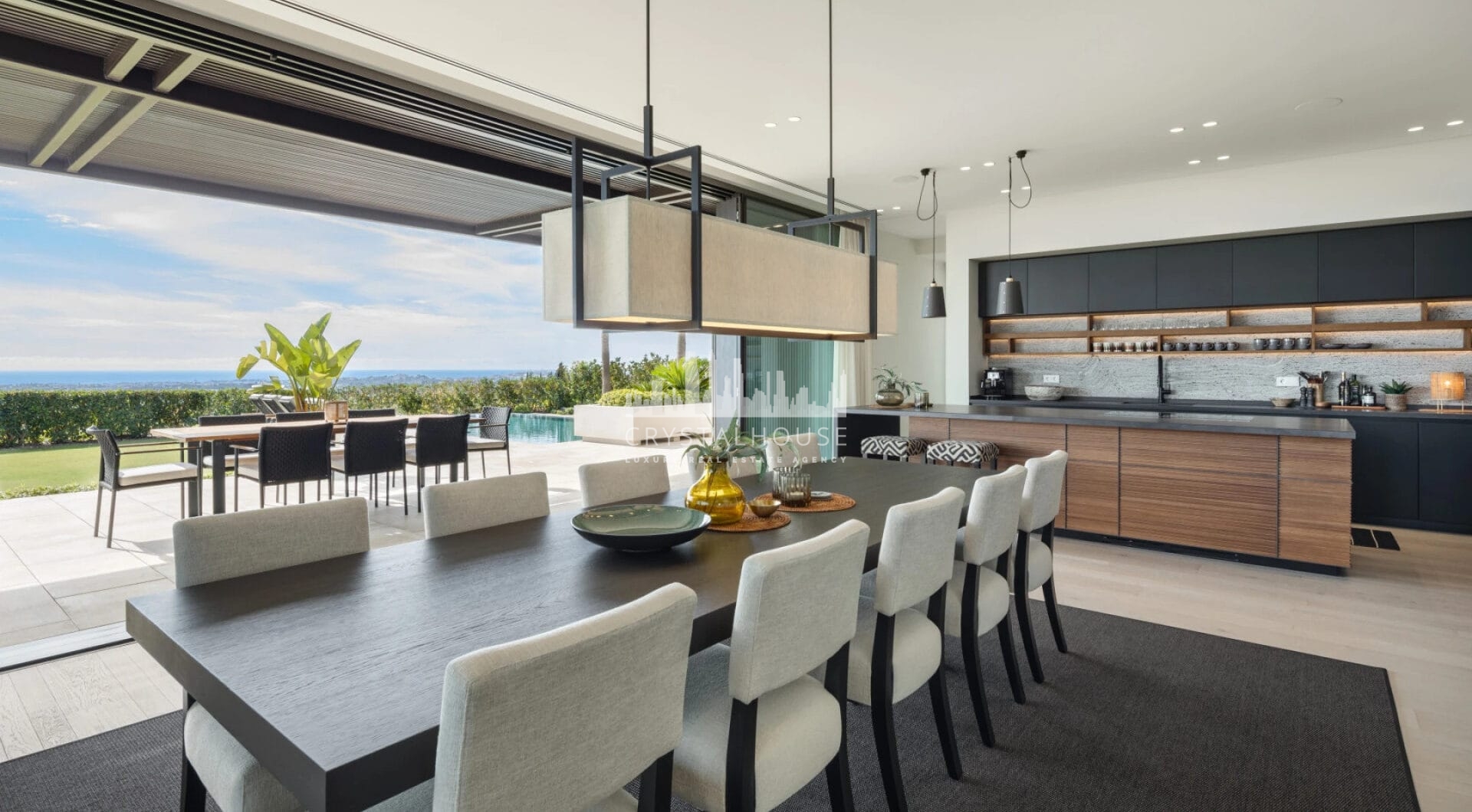 The Hills 5 to niezwykła willa zaprojektowana przez znanego architekta Diego Tobal, położona w doskonałej lokalizacji w ekskluzywnej dzielnicy La Quinta.