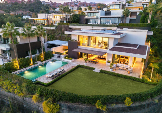 The Hills 5 to niezwykła willa zaprojektowana przez znanego architekta Diego Tobal, położona w doskonałej lokalizacji w ekskluzywnej dzielnicy La Quinta.