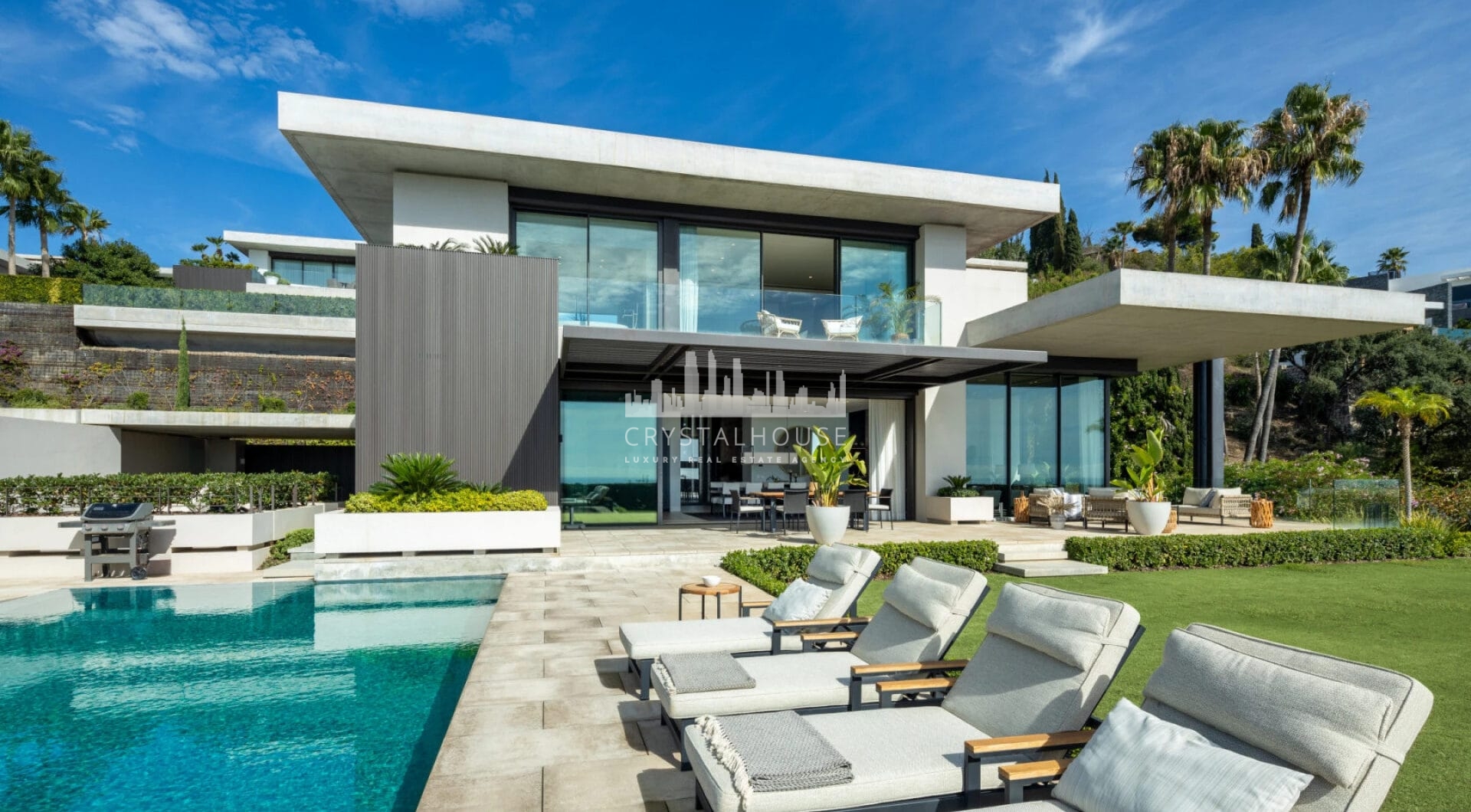 The Hills 5 to niezwykła willa zaprojektowana przez znanego architekta Diego Tobal, położona w doskonałej lokalizacji w ekskluzywnej dzielnicy La Quinta.