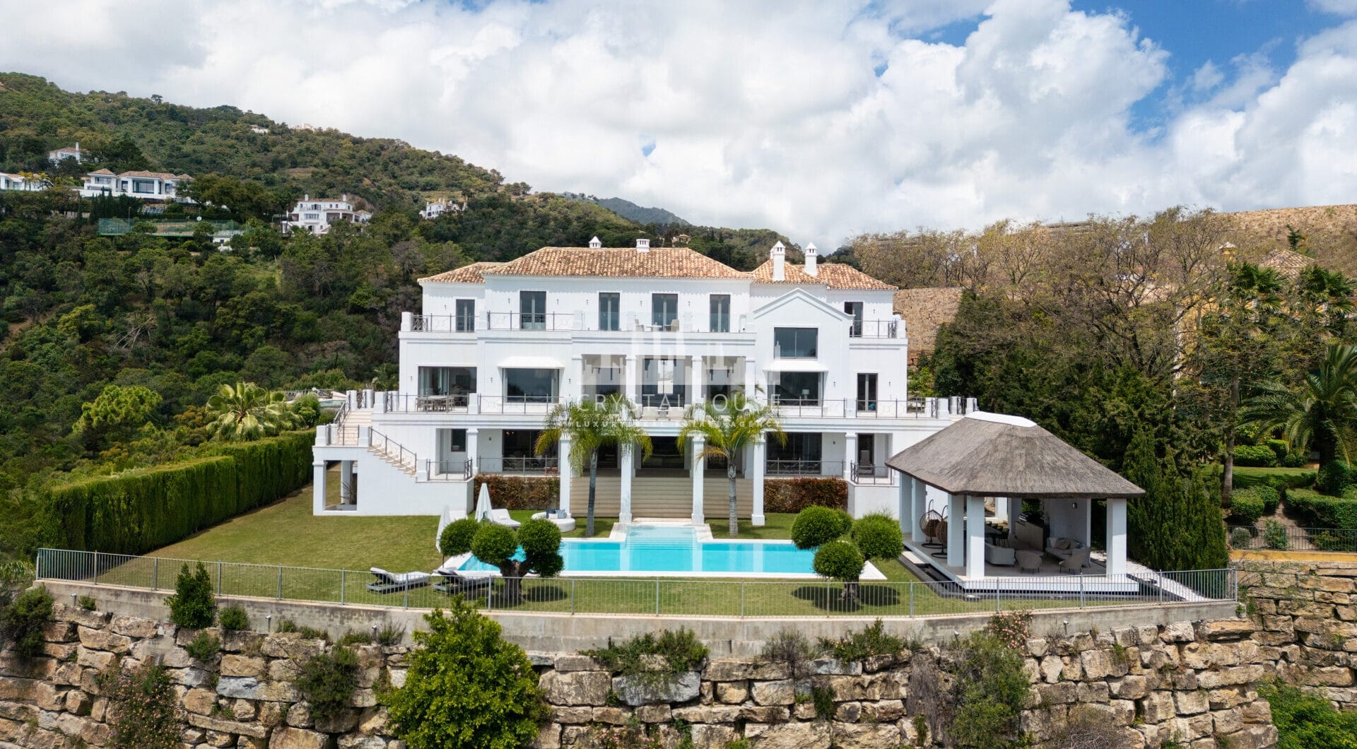 Oszałamiająca rezydencja z mieszanką nowoczesnej i tradycyjnej architektury andaluzyjskiej w prestiżowej dzielnicy mieszkalnej El Madroñal, w sąsiedztwie La Zagaleta, w Benahavís - Marbella.