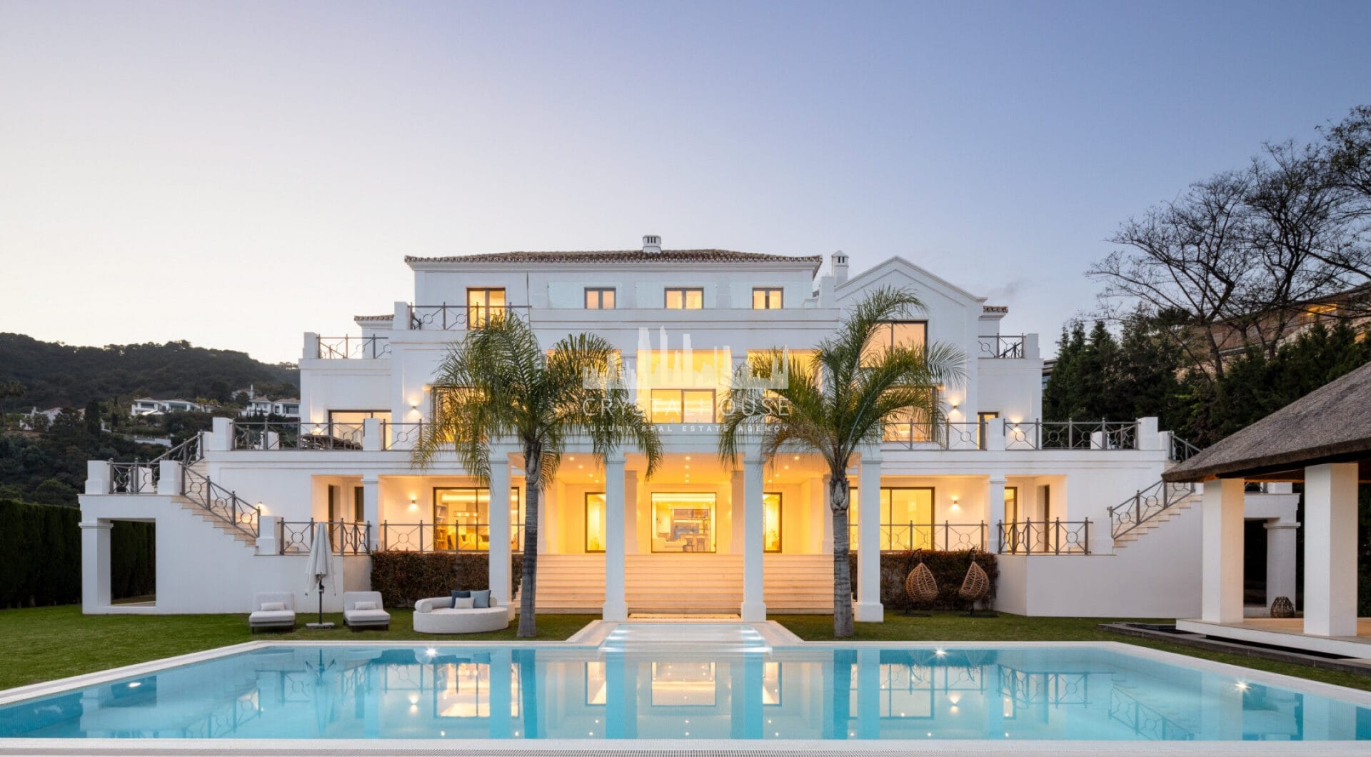 Oszałamiająca rezydencja z mieszanką nowoczesnej i tradycyjnej architektury andaluzyjskiej w prestiżowej dzielnicy mieszkalnej El Madroñal, w sąsiedztwie La Zagaleta, w Benahavís - Marbella.