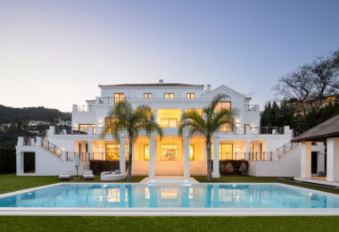 Oszałamiająca rezydencja z mieszanką nowoczesnej i tradycyjnej architektury andaluzyjskiej w prestiżowej dzielnicy mieszkalnej El Madroñal, w sąsiedztwie La Zagaleta, w Benahavís - Marbella.