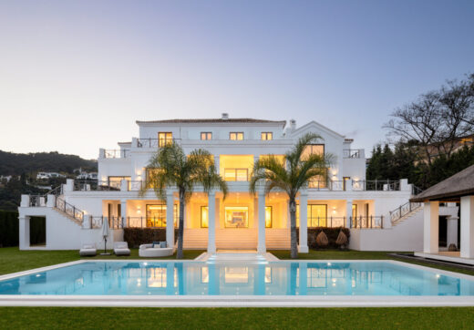 Oszałamiająca rezydencja z mieszanką nowoczesnej i tradycyjnej architektury andaluzyjskiej w prestiżowej dzielnicy mieszkalnej El Madroñal, w sąsiedztwie La Zagaleta, w Benahavís - Marbella.