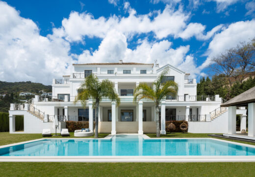 Oszałamiająca rezydencja z mieszanką nowoczesnej i tradycyjnej architektury andaluzyjskiej w prestiżowej dzielnicy mieszkalnej El Madroñal, w sąsiedztwie La Zagaleta, w Benahavís - Marbella.