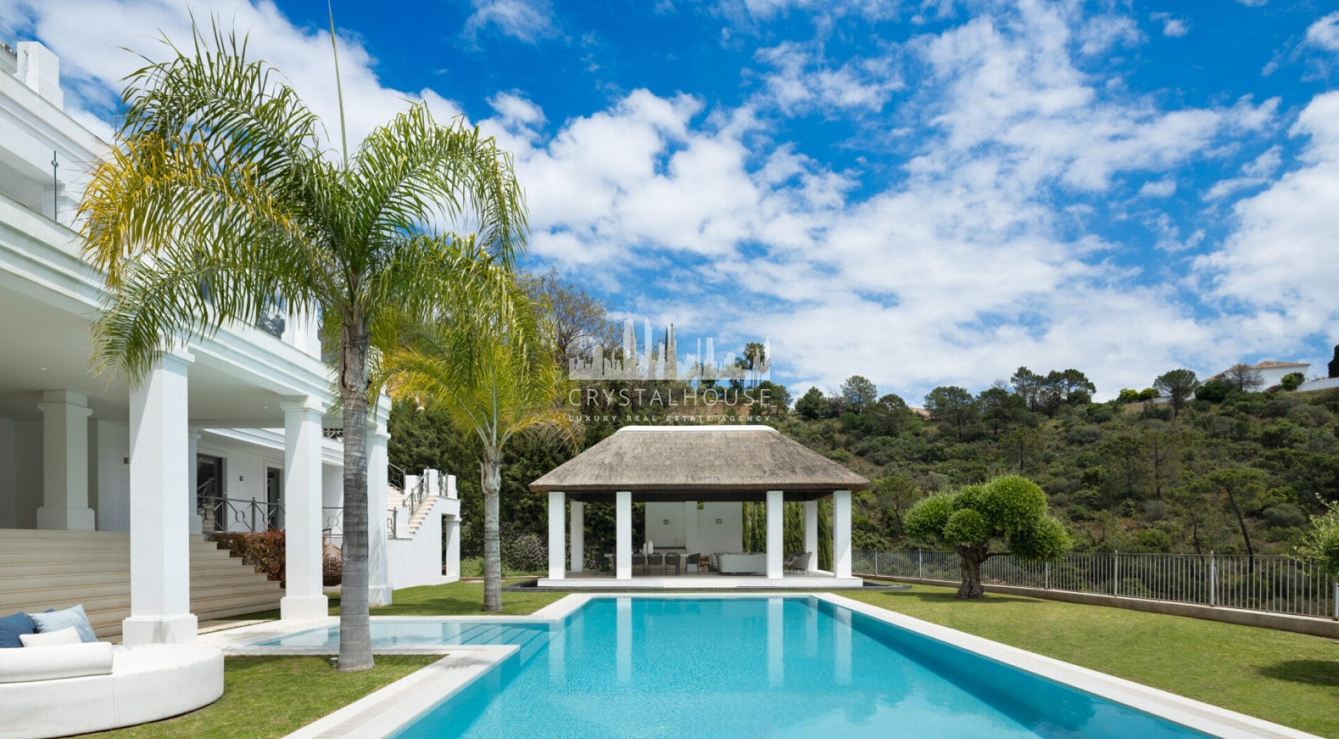 Oszałamiająca rezydencja z mieszanką nowoczesnej i tradycyjnej architektury andaluzyjskiej w prestiżowej dzielnicy mieszkalnej El Madroñal, w sąsiedztwie La Zagaleta, w Benahavís - Marbella.