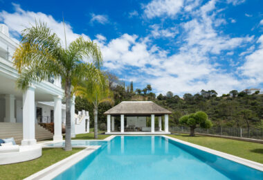 Oszałamiająca rezydencja z mieszanką nowoczesnej i tradycyjnej architektury andaluzyjskiej w prestiżowej dzielnicy mieszkalnej El Madroñal, w sąsiedztwie La Zagaleta, w Benahavís - Marbella.