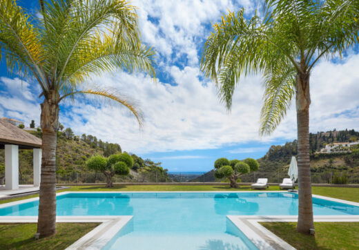 Oszałamiająca rezydencja z mieszanką nowoczesnej i tradycyjnej architektury andaluzyjskiej w prestiżowej dzielnicy mieszkalnej El Madroñal, w sąsiedztwie La Zagaleta, w Benahavís - Marbella.