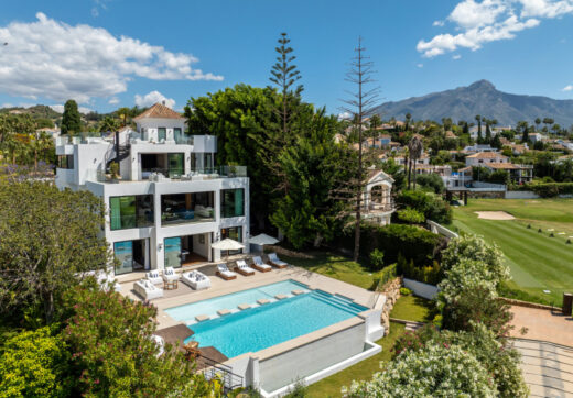 Szczycąca się niezrównaną architekturą i jakością wykonania, Willa 2000 oferuje wyrafinowane i nowoczesne życie, usytuowana na prywatnej działce w bezpiecznej społeczności z zapierającym dech w piersiach, panoramicznym widokiem na pole golfowe.