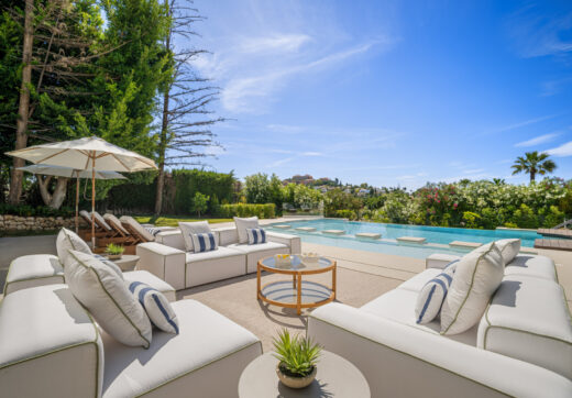 Szczycąca się niezrównaną architekturą i jakością wykonania, Willa 2000 oferuje wyrafinowane i nowoczesne życie, usytuowana na prywatnej działce w bezpiecznej społeczności z zapierającym dech w piersiach, panoramicznym widokiem na pole golfowe.