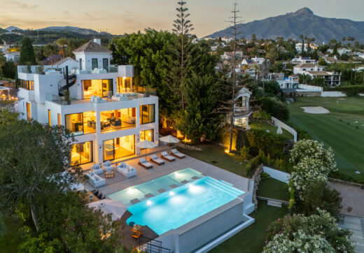 Szczycąca się niezrównaną architekturą i jakością wykonania, Willa 2000 oferuje wyrafinowane i nowoczesne życie, usytuowana na prywatnej działce w bezpiecznej społeczności z zapierającym dech w piersiach, panoramicznym widokiem na pole golfowe.