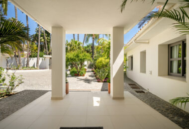 Ten ekskluzywny luksusowy bungalow ma wspaniały ogród od strony południowej, co zapewnia uprzywilejowaną ekspozycję słoneczną i częściowe widoki na pole golfowe.