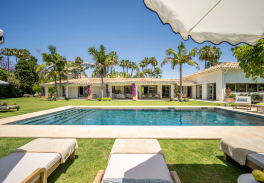 Ten ekskluzywny luksusowy bungalow ma wspaniały ogród od strony południowej, co zapewnia uprzywilejowaną ekspozycję słoneczną i częściowe widoki na pole golfowe.