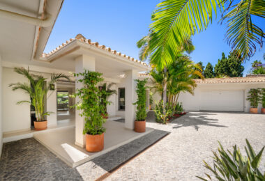 Ten ekskluzywny luksusowy bungalow ma wspaniały ogród od strony południowej, co zapewnia uprzywilejowaną ekspozycję słoneczną i częściowe widoki na pole golfowe.