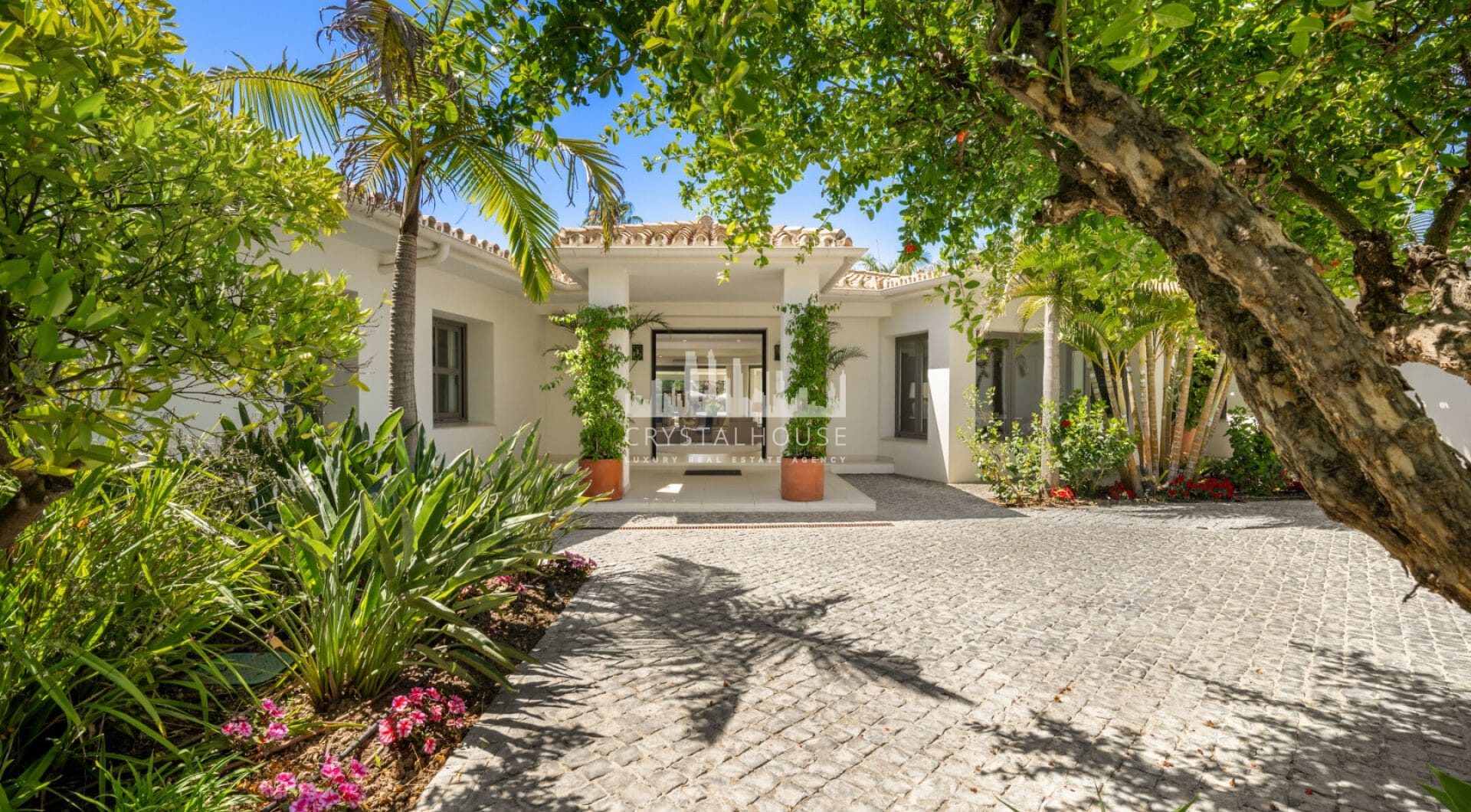 Ten ekskluzywny luksusowy bungalow ma wspaniały ogród od strony południowej, co zapewnia uprzywilejowaną ekspozycję słoneczną i częściowe widoki na pole golfowe.