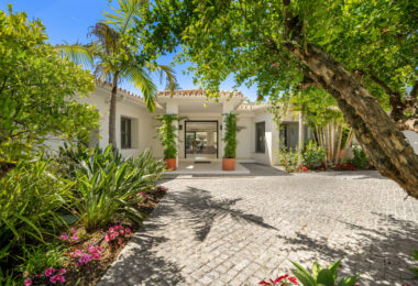 Ten ekskluzywny luksusowy bungalow ma wspaniały ogród od strony południowej, co zapewnia uprzywilejowaną ekspozycję słoneczną i częściowe widoki na pole golfowe.