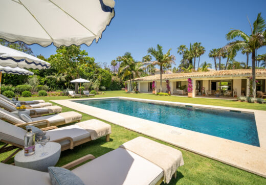 Ten ekskluzywny luksusowy bungalow ma wspaniały ogród od strony południowej, co zapewnia uprzywilejowaną ekspozycję słoneczną i częściowe widoki na pole golfowe.