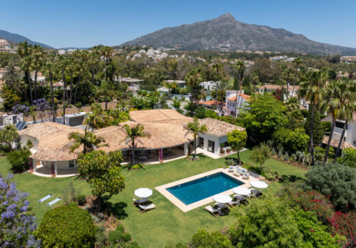 Ten ekskluzywny luksusowy bungalow ma wspaniały ogród od strony południowej, co zapewnia uprzywilejowaną ekspozycję słoneczną i częściowe widoki na pole golfowe.