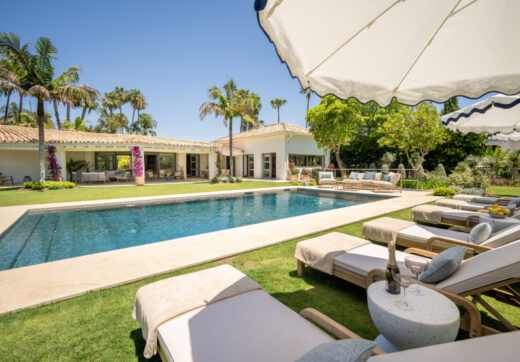 Ten ekskluzywny luksusowy bungalow ma wspaniały ogród od strony południowej, co zapewnia uprzywilejowaną ekspozycję słoneczną i częściowe widoki na pole golfowe.