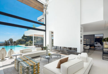 Odkryj niezwykłą współczesną willę w ekskluzywnej zamkniętej społeczności Lomas de La Quinta, zaprojektowaną przez znanego architekta Carlosa Lamasa i z wnętrzami La Albaida.